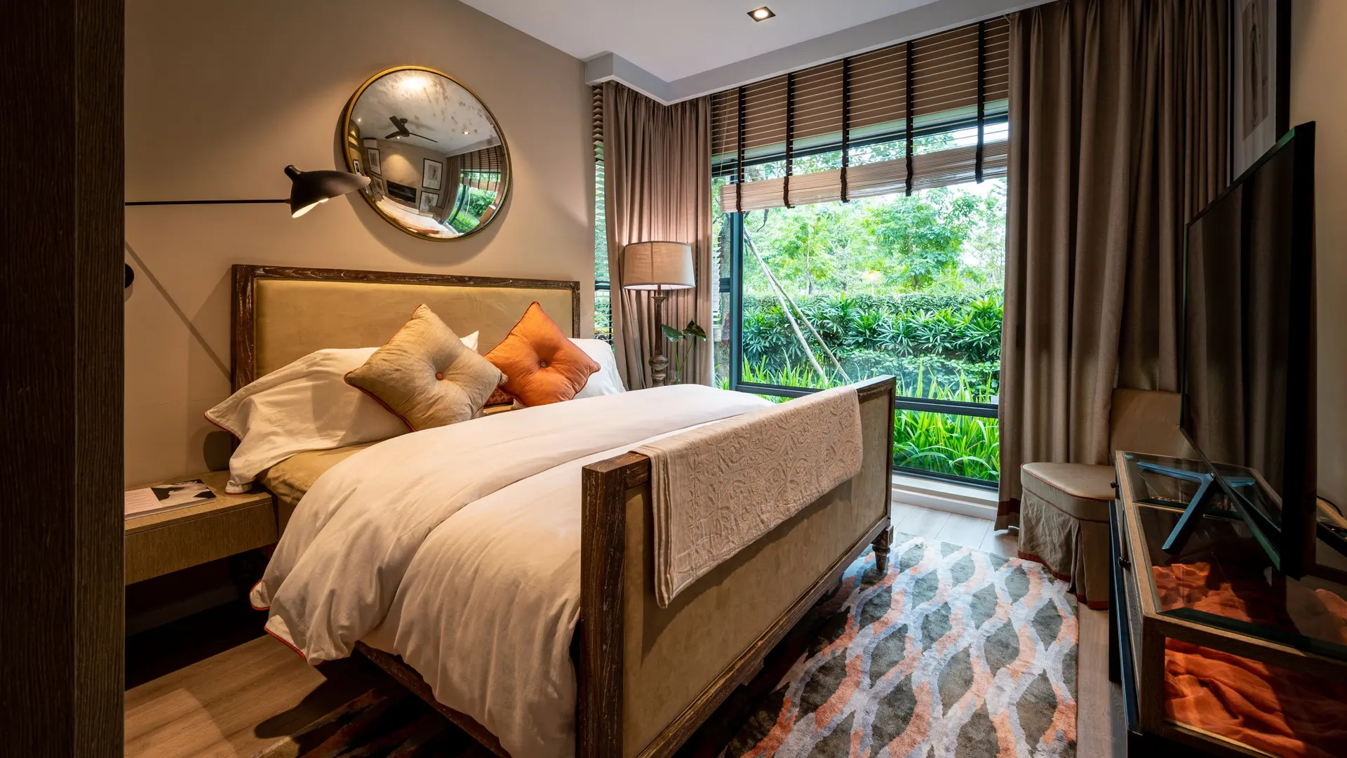 Bedroom with a large window onto greenery